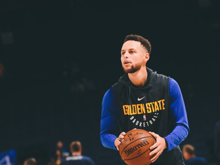 着球迷们对 着球迷们对